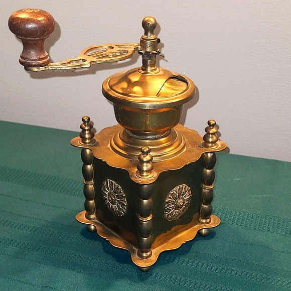 Antique brass coffee grinder - Picture 4 of 5